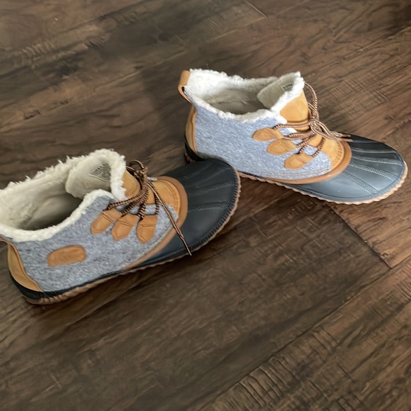 Sorel out and about boots size 10.5 - Picture 2 of 5